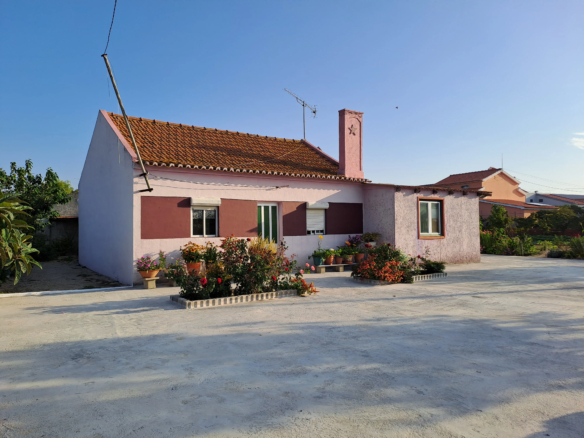 Excellent 4 Bed Property With Land For Sale in Setubal Portugal